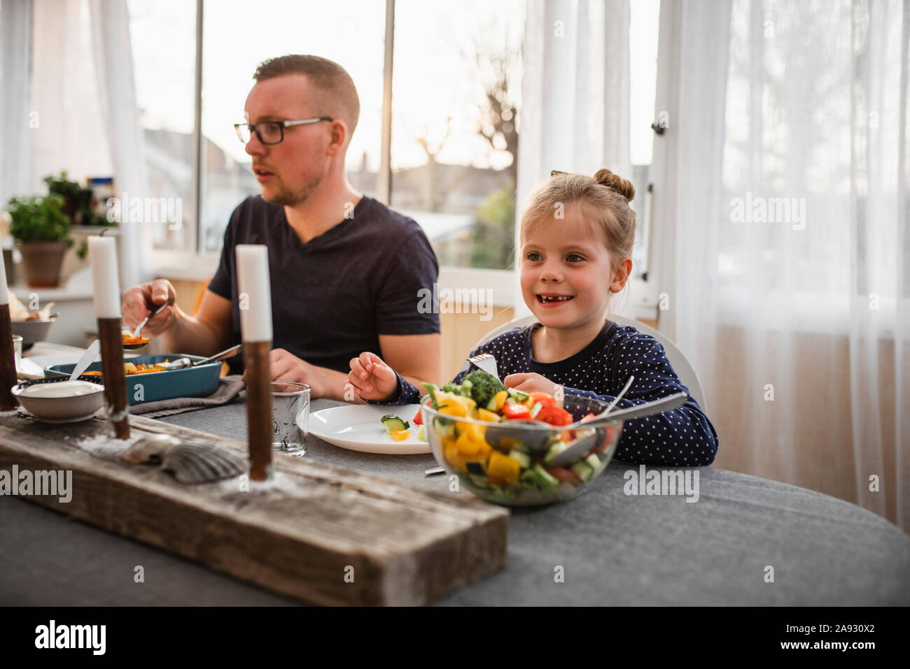 Padre e figlia avendo pranzo Foto Stock