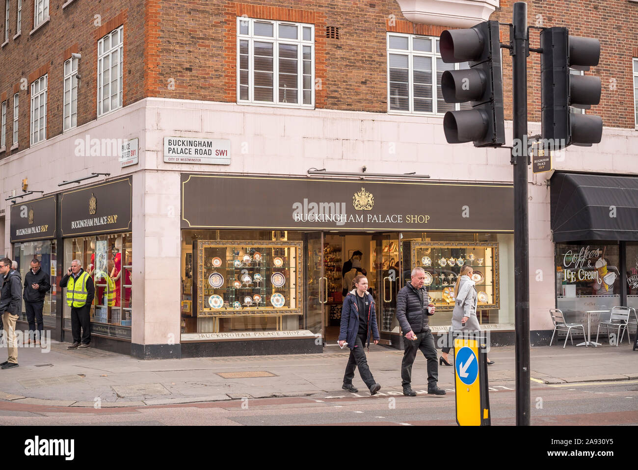 Vista sulla strada fuori Buckingham Palace Shop su un angolo di strada del Palazzo di Buckingham Palace & Street, City of Westminster, Londra SW1, Regno Unito, con pedoni. Foto Stock
