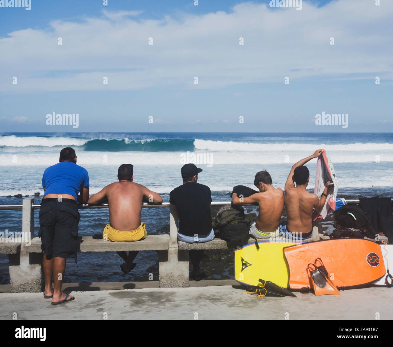 I surfisti e bodyboarders wave watching. Il surfer che guarda al mare. Foto Stock