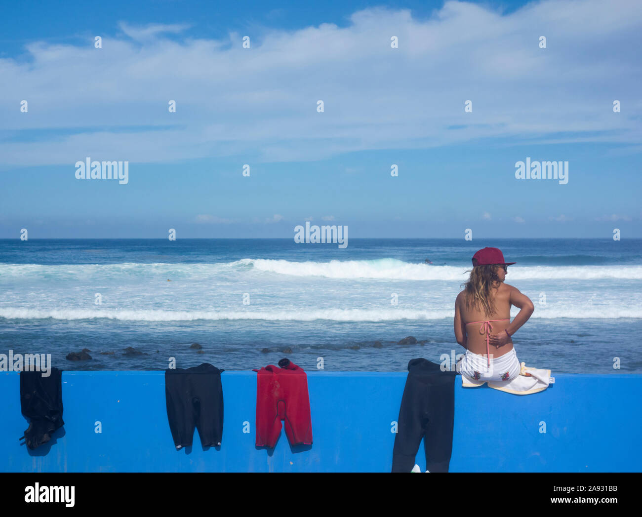 Surfista femmina che guarda al mare. Foto Stock