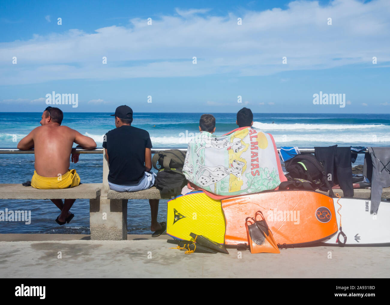 I surfisti e bodyboarders wave watching. Il surfer che guarda al mare. Foto Stock