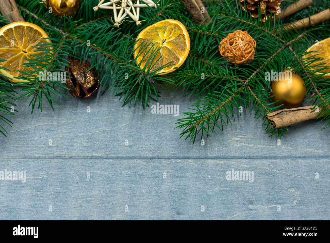 Natale sfondo di legno con decorazioni e spazio di copia Foto Stock