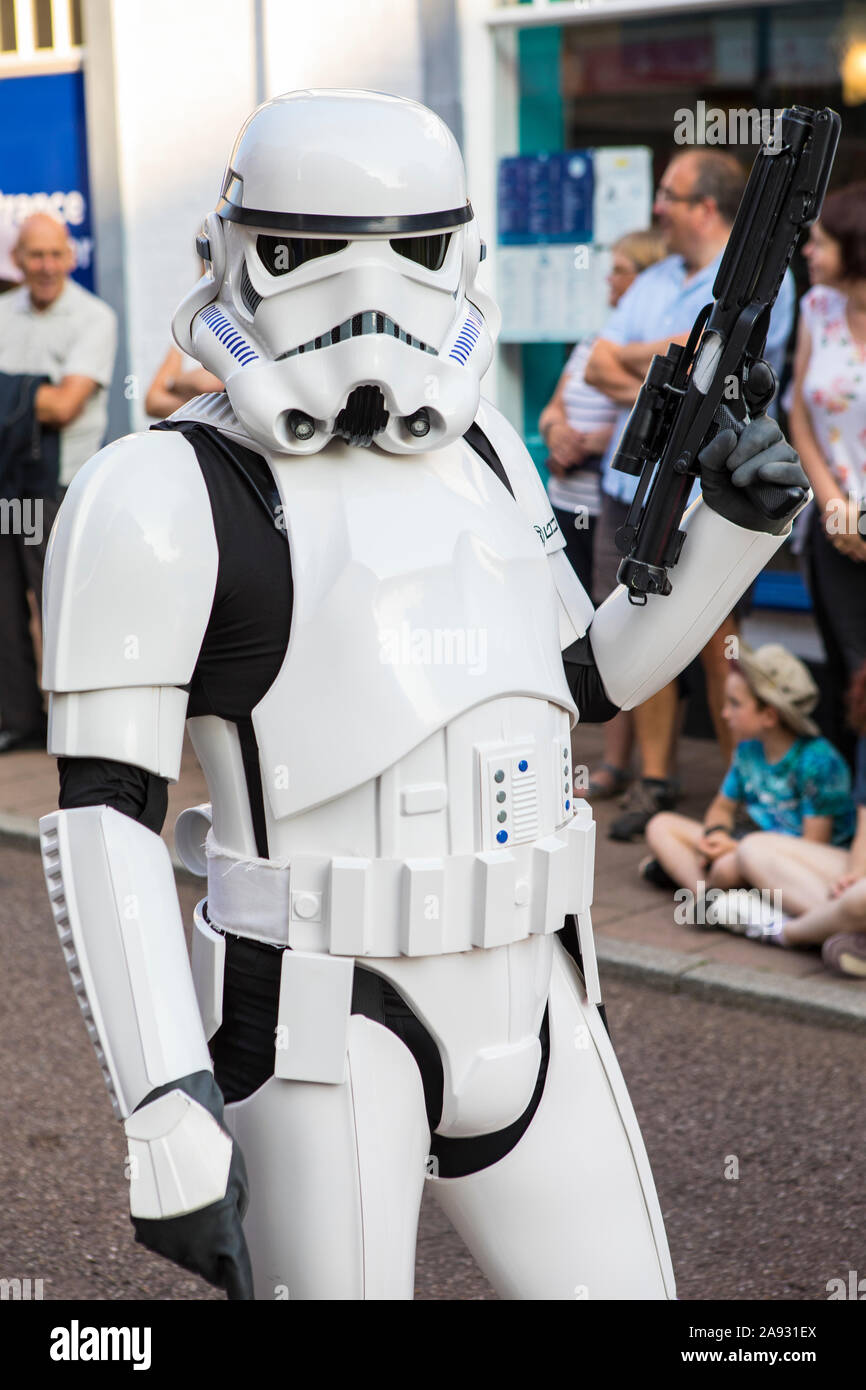 Devon, Regno Unito - 1 Agosto 2019: una persona vestita come uno Stormtrooper di Star Wars, al 2019 Teignmouth Carnevale nella cittadina balneare di Teignmouth in S Foto Stock