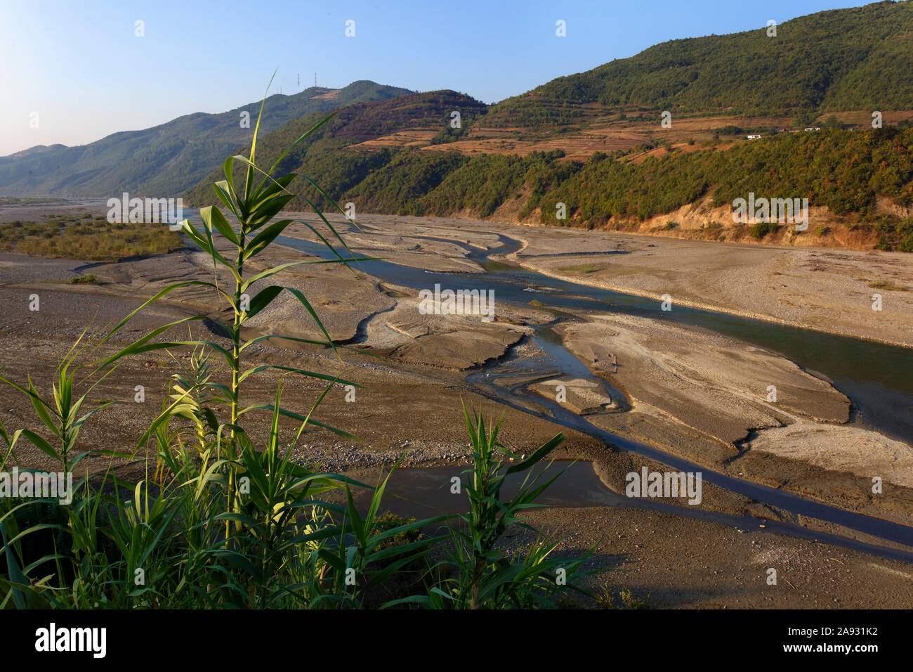 Le barre di ghiaia di un flusso intrecciato del Devoll Fiume in Albania Foto Stock