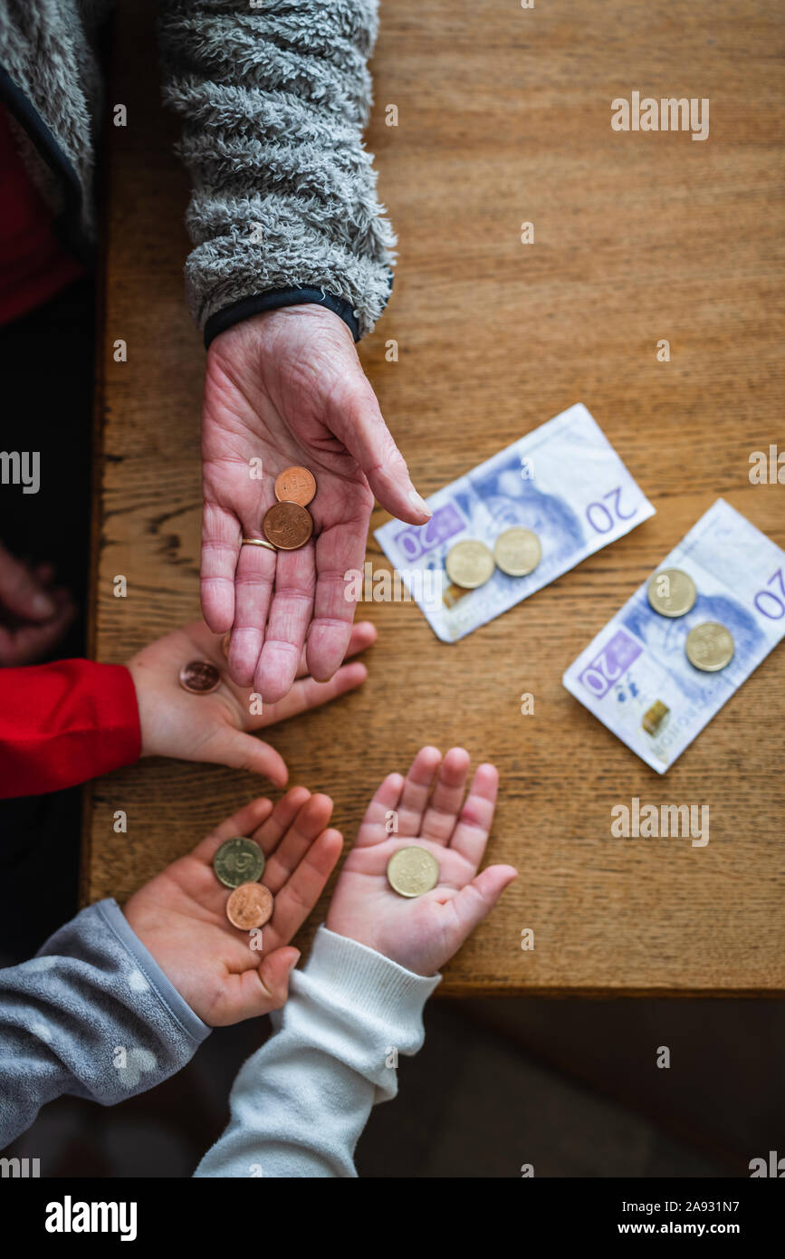 Mani delle monete in euro Foto Stock