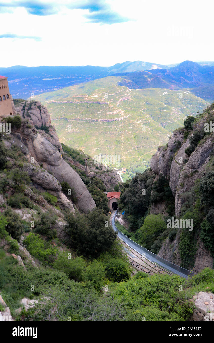 Visualizza in cima alla trainline piattaforma sopra il duomo di Santa Maria de Montserrat abbazia nel Monistrol, Catalogna, Spagna Foto Stock