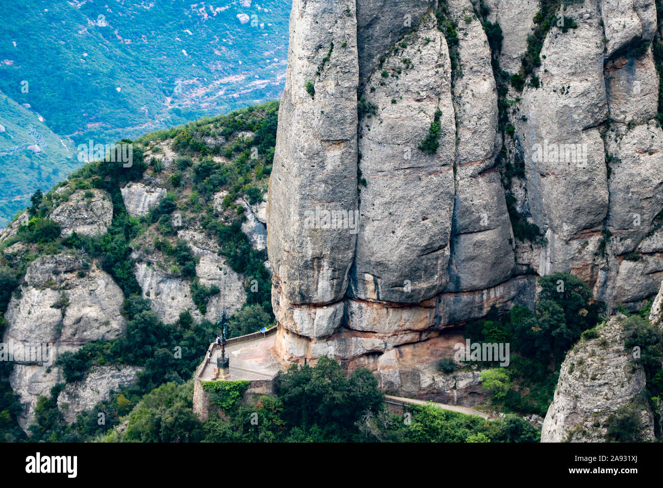 Vista del rrail dalla cima della trainline piattaforma sopra il duomo di Santa Maria de Montserrat abbazia nel Monistrol, Catalogna, Spagna Foto Stock