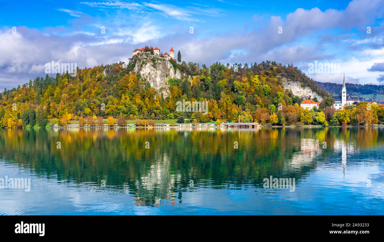 Il castello di Bled si riflette nel lago di Bled Slovenia, l'Europa. Foto Stock