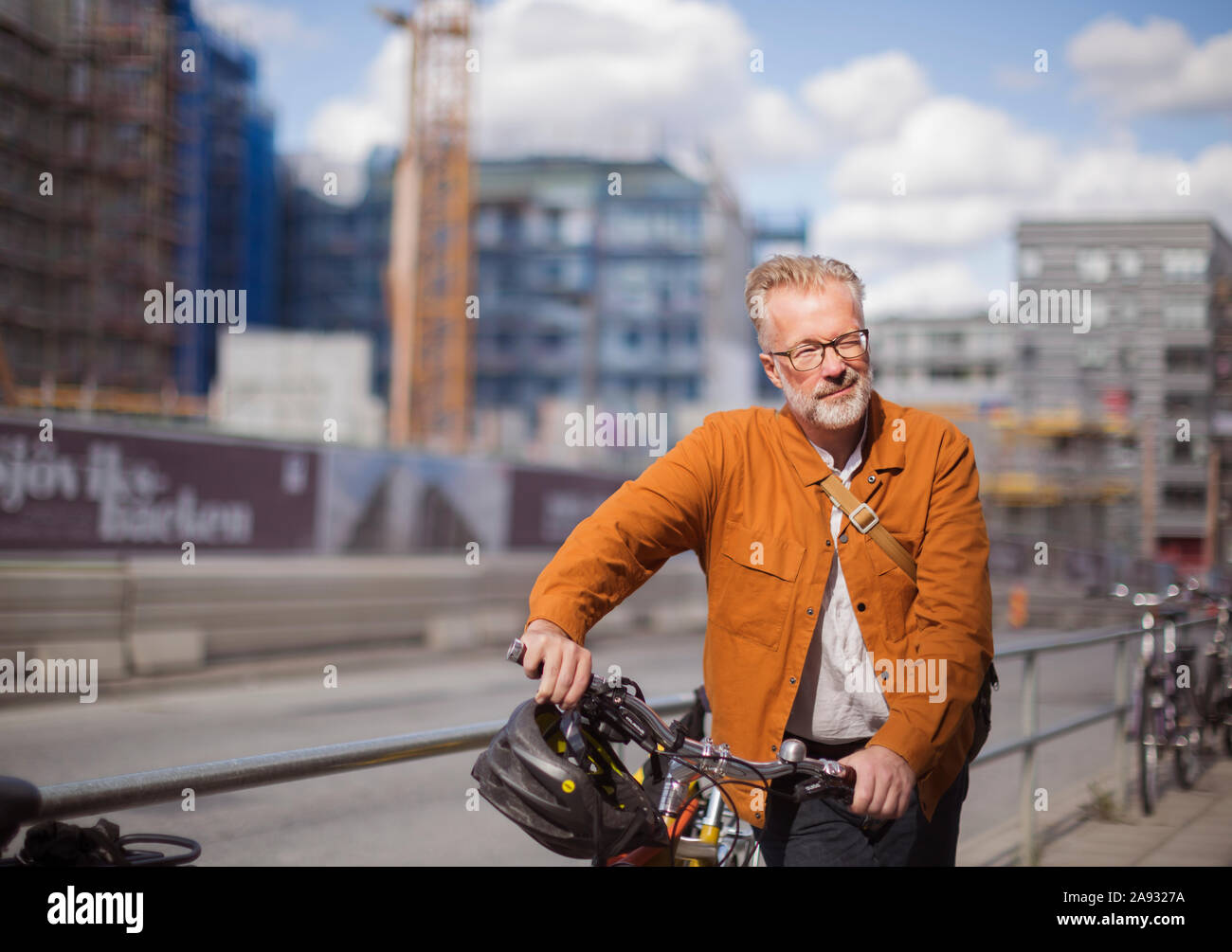 Uomo maturo con noleggio biciclette Foto Stock