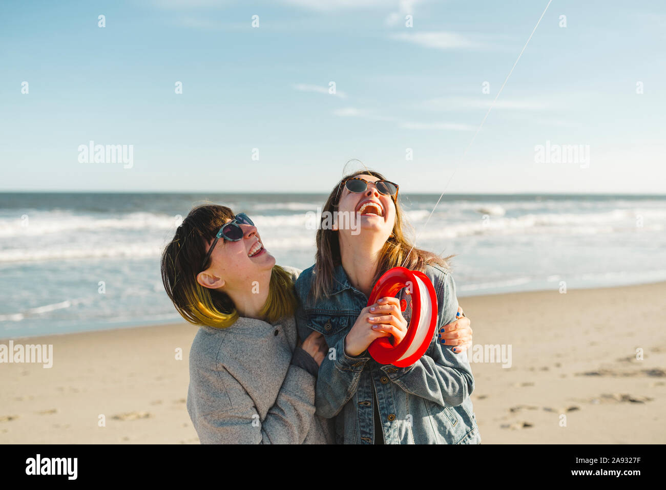 Happy amici sulla spiaggia Foto Stock