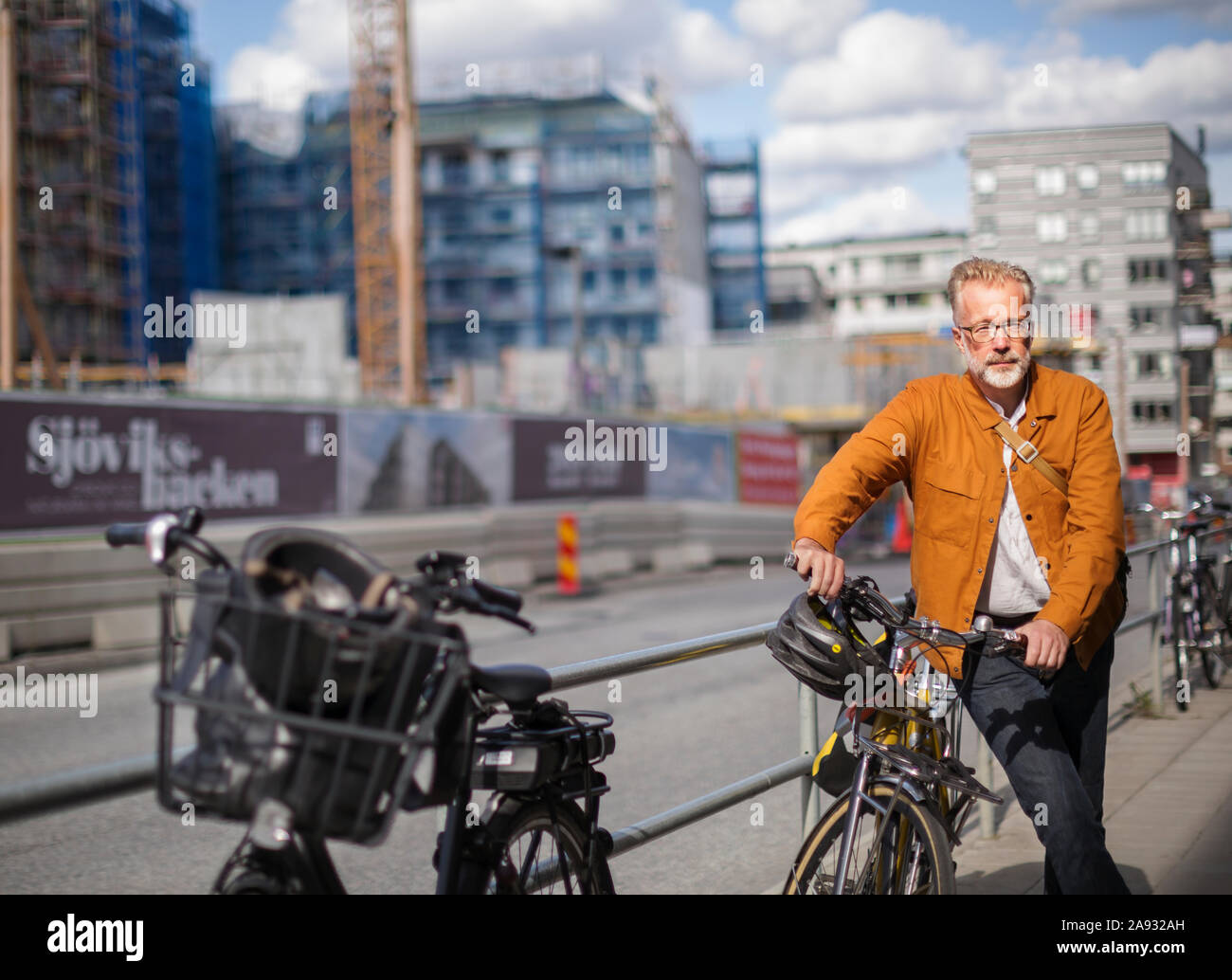 Uomo maturo con noleggio biciclette Foto Stock