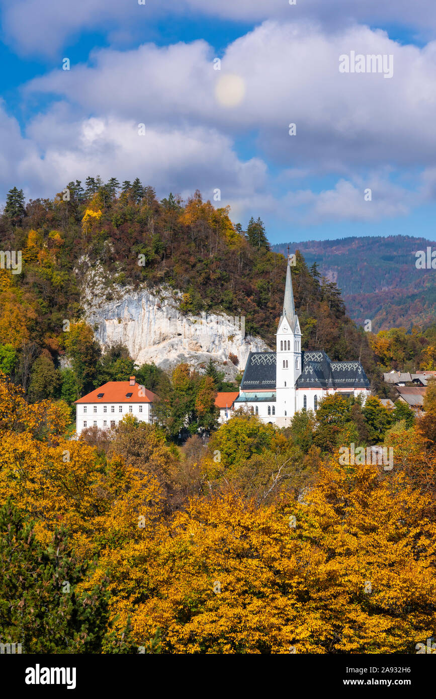 Il San Martina Chiesa Parrocchiale con la caduta delle foglie colore in Bled, Slovenia, l'Europa. Foto Stock