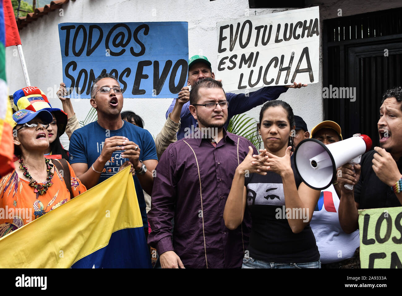 Sostenitori gridare slogan durante la protesta.i sostenitori dei movimenti sociali e il venezuelano della gioventù comunista protesta a sostegno dell ex presidente Evo Morales di fronte all'ambasciata boliviana. Il presidente del paese si è dimesso dopo una forte protesta contro la sua rielezione e per aver rifiutato di condurre una verifica dei voti. Foto Stock