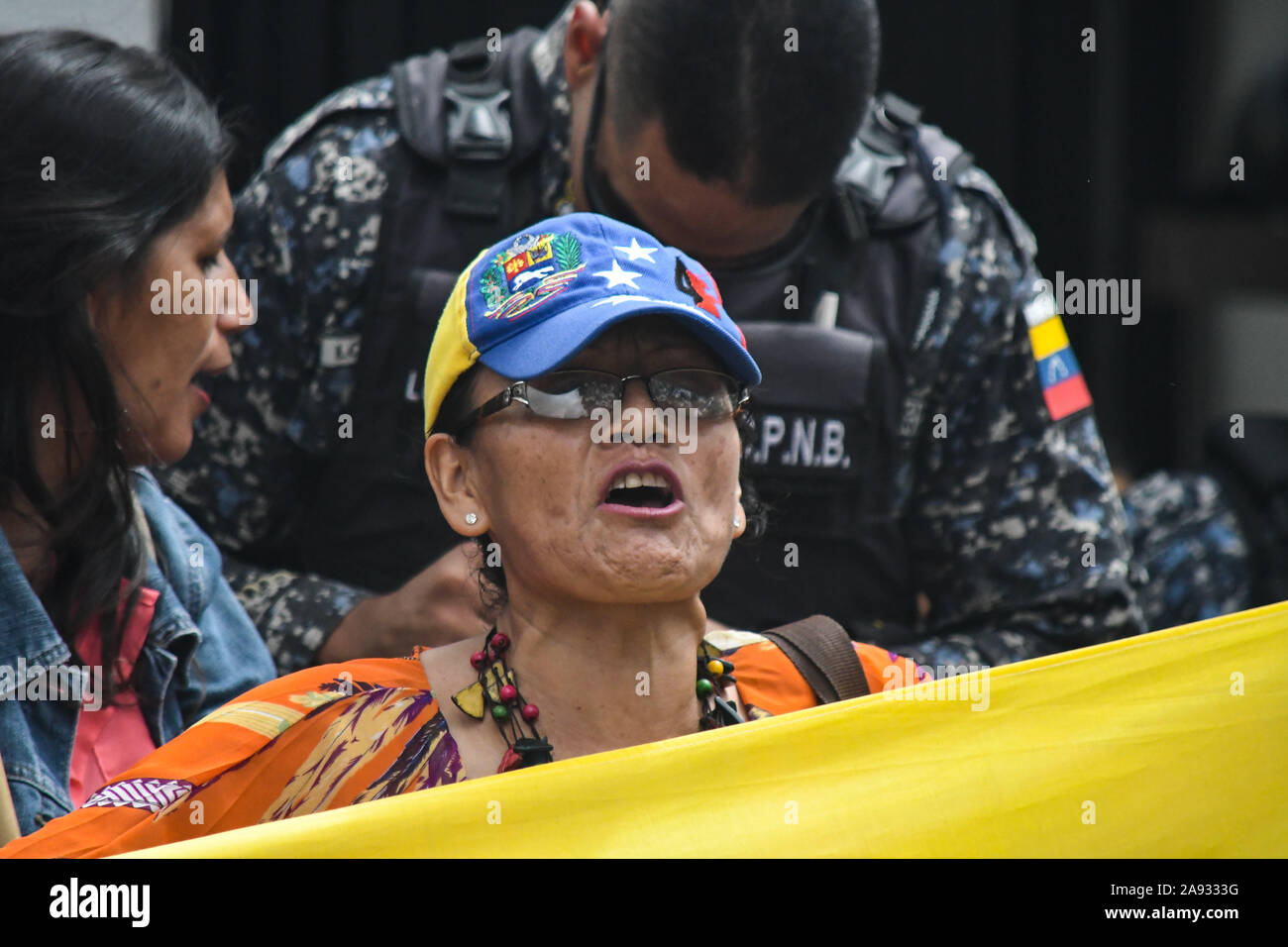 Un sostenitore gridando durante la protesta.i sostenitori dei movimenti sociali e il venezuelano della gioventù comunista protesta a sostegno dell ex presidente Evo Morales di fronte all'ambasciata boliviana. Il presidente del paese si è dimesso dopo una forte protesta contro la sua rielezione e per aver rifiutato di condurre una verifica dei voti. Foto Stock