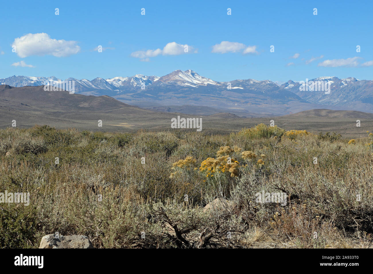 Le montagne ricoperte di neve negli Stati Uniti California vicino al parco nazionale di Yosemite NP Foto Stock