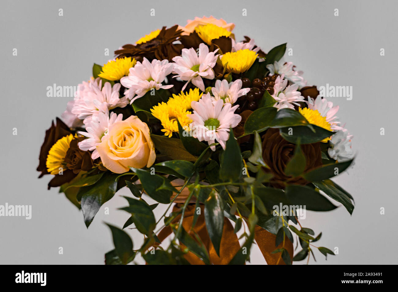 Bianco-giallo bouquet di rose e crisantemi. Isolare su sfondo grigio. Vista frontale. Foto Stock