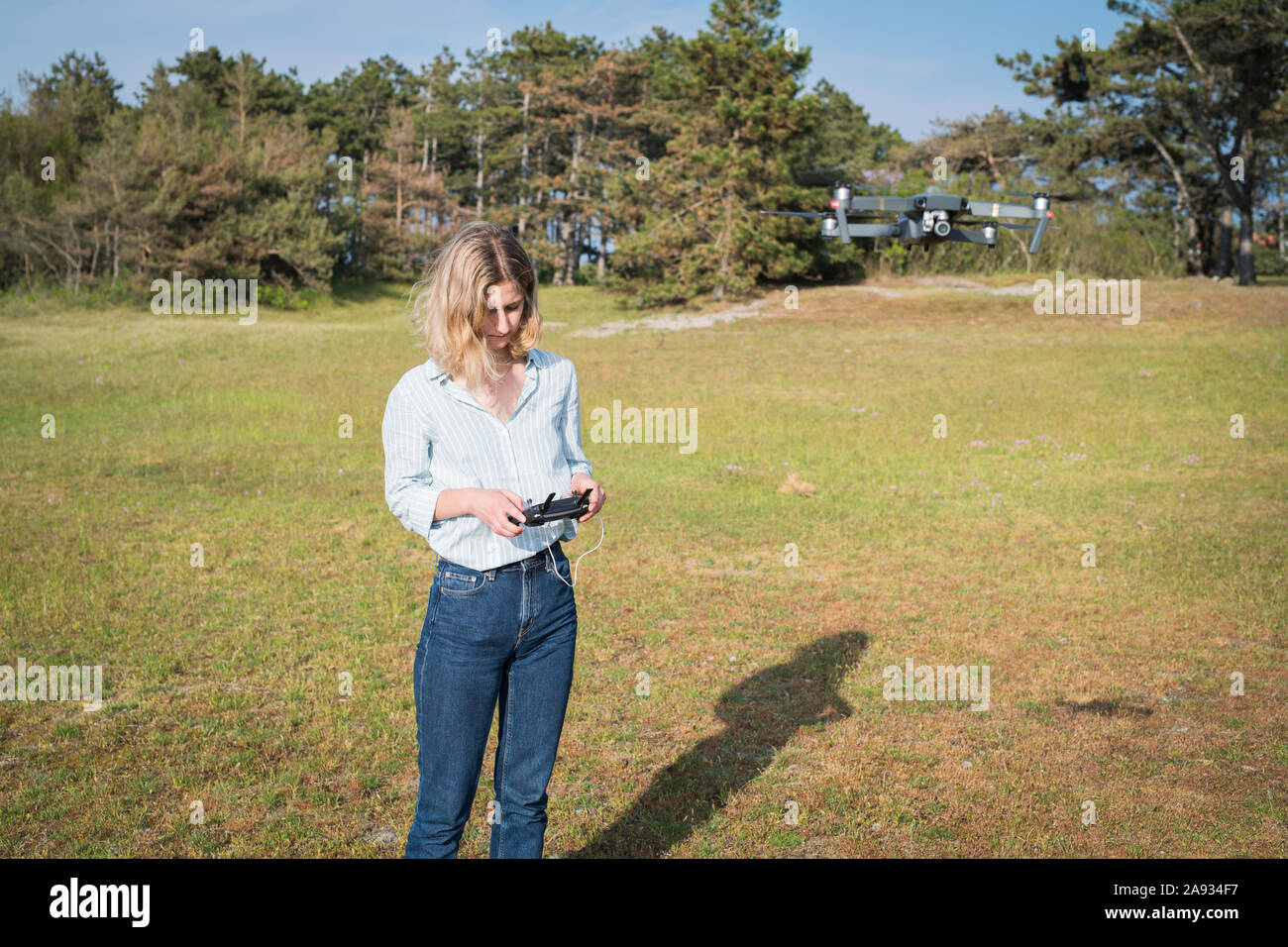 Donna flying drone Foto Stock Donna flying drone Foto Stock