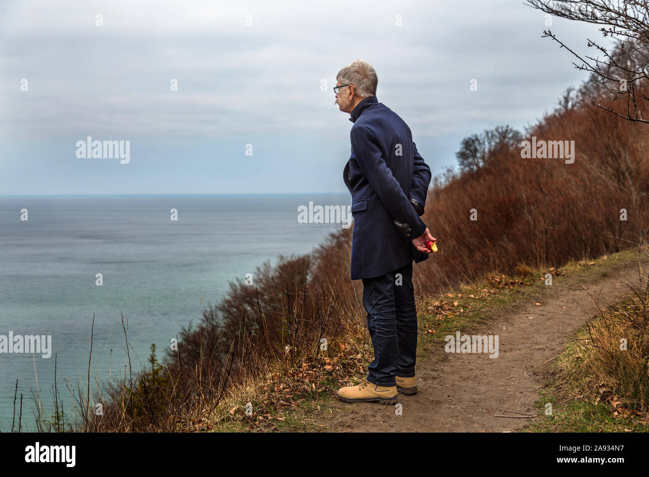 Uomo che guarda al mare Foto Stock