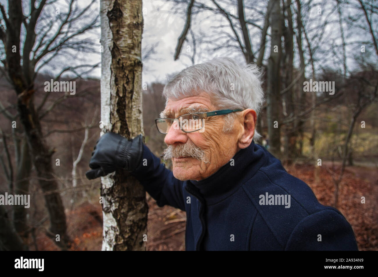 Senior l uomo che guarda lontano Foto Stock