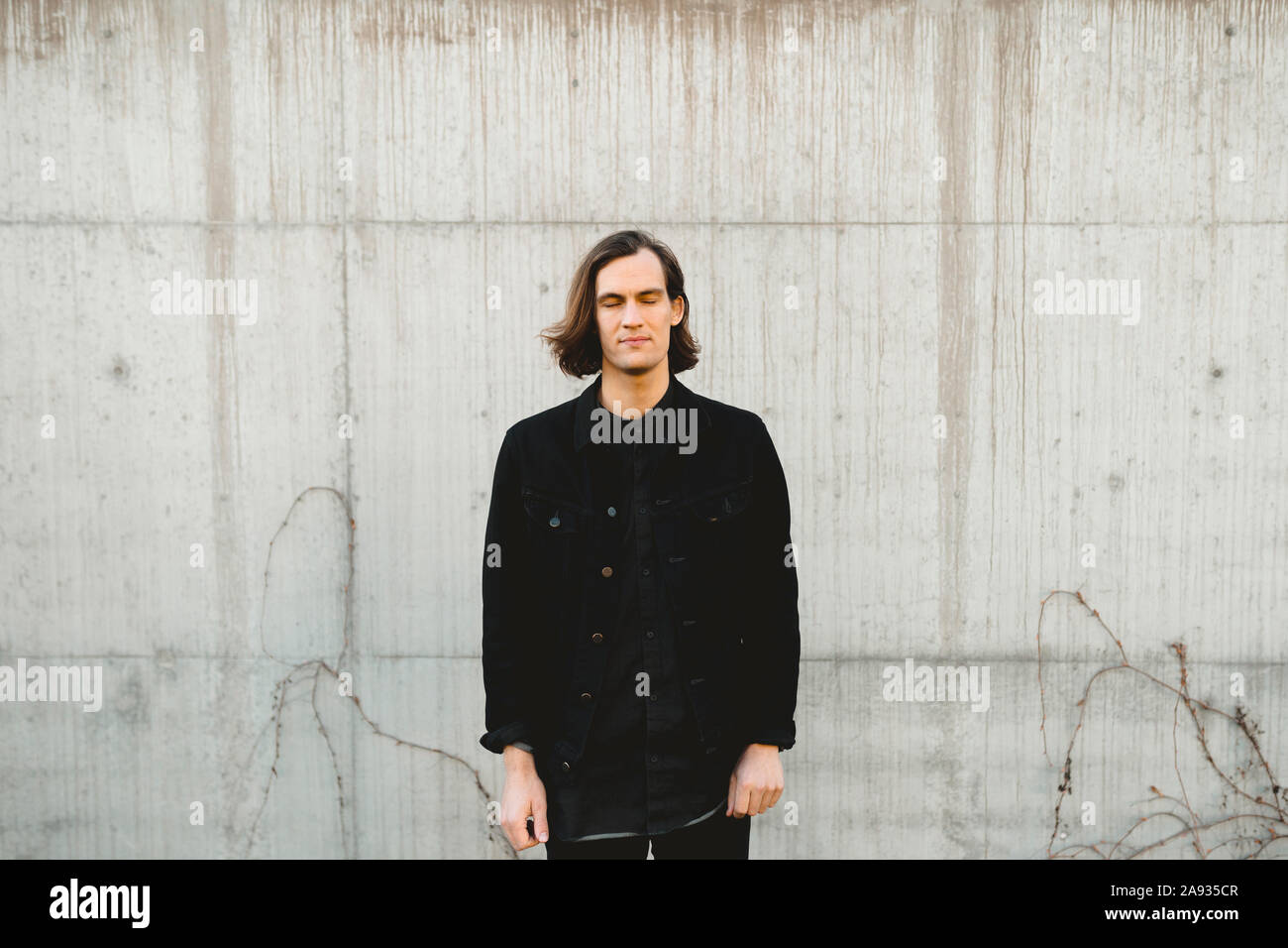 Uomo con gli occhi chiusi Foto Stock