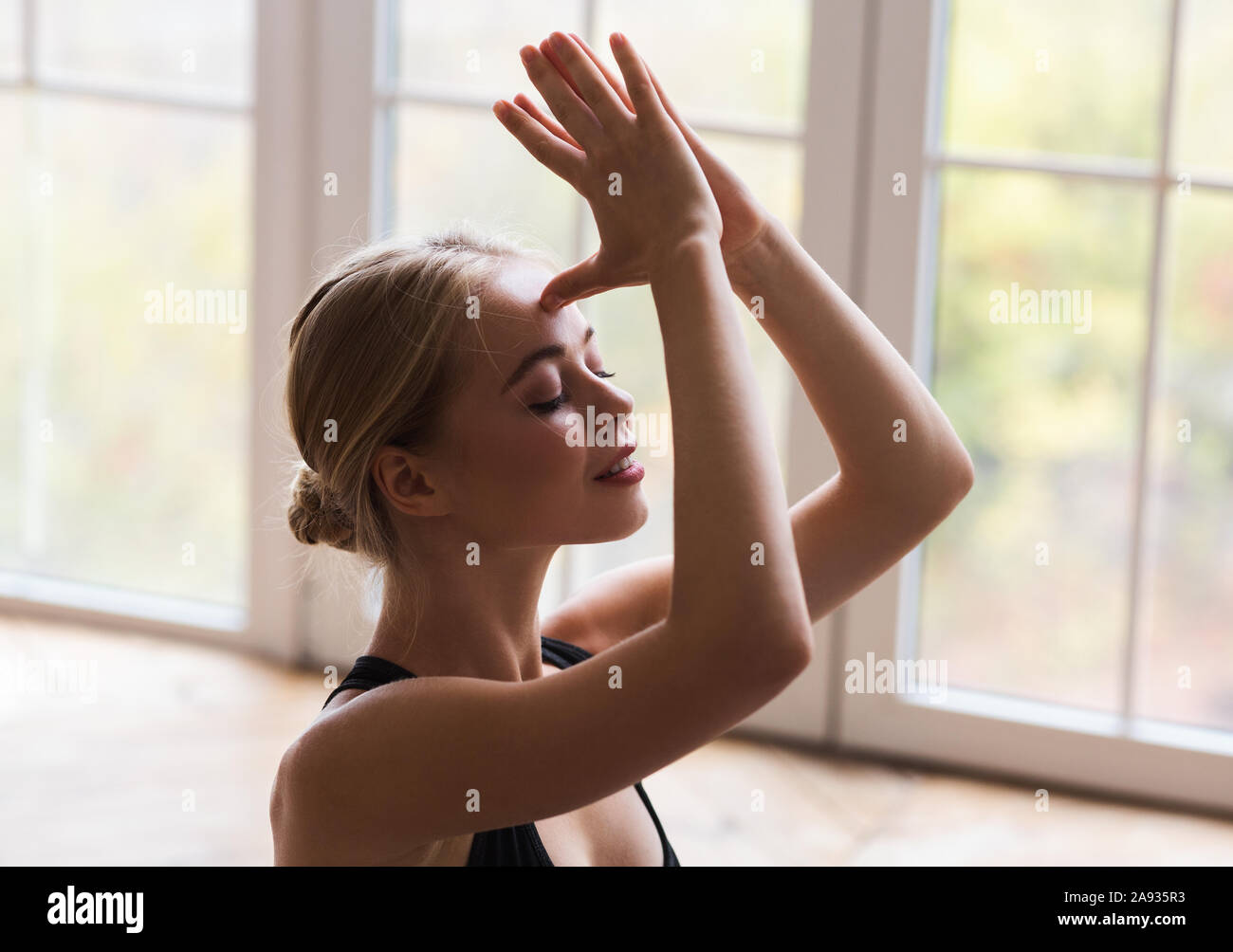 Ritratto di ragazza pacifica a praticare yoga a casa Foto Stock