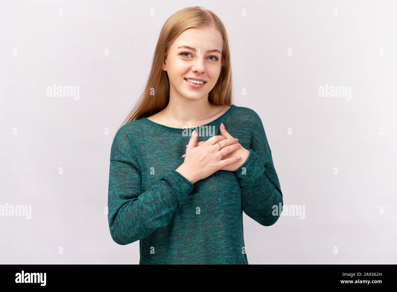 Bellissima ragazza con i capelli di zenzero isolato sulla parete Foto Stock