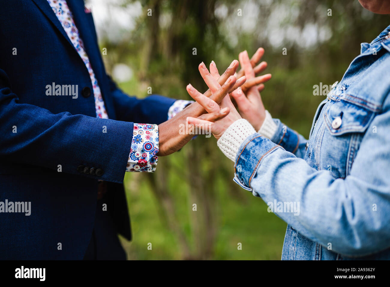 Giovane Holding Hands Foto Stock