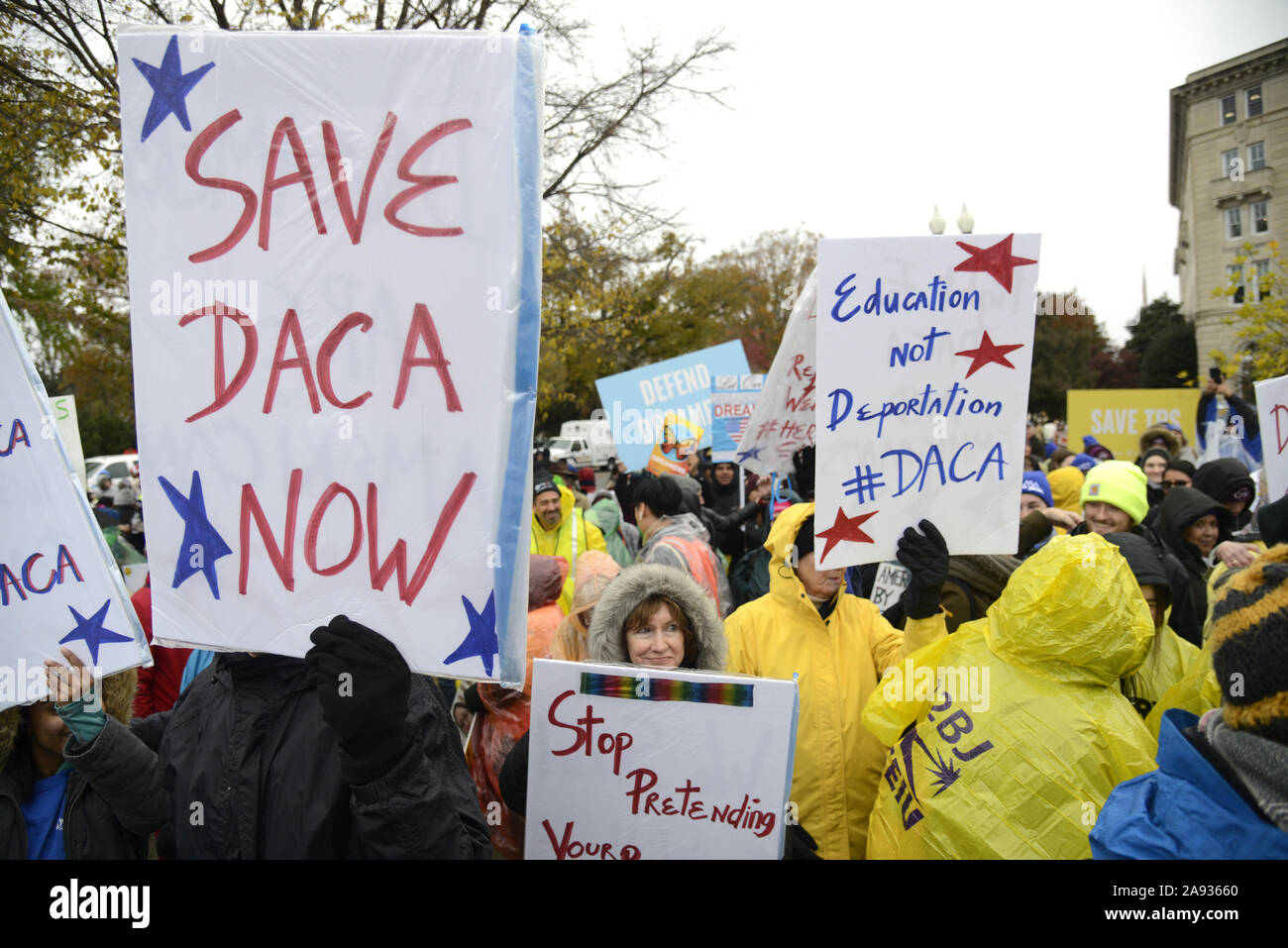 Washington, Stati Uniti. Xii Nov, 2019. Pro immigrazione dimostranti si riuniscono di fronte alla Corte Suprema, sul colle del Campidoglio, Martedì, Novembre 12, 2019 a Washington, DC. La corte è udito argomentazioni sulla Trump dell'amministrazione politica di azione differita per l infanzia arrivi (DACA), per il cosiddetto "immigrati alesatori'. Foto di Mike Theiler/UPI Credito: UPI/Alamy Live News Foto Stock