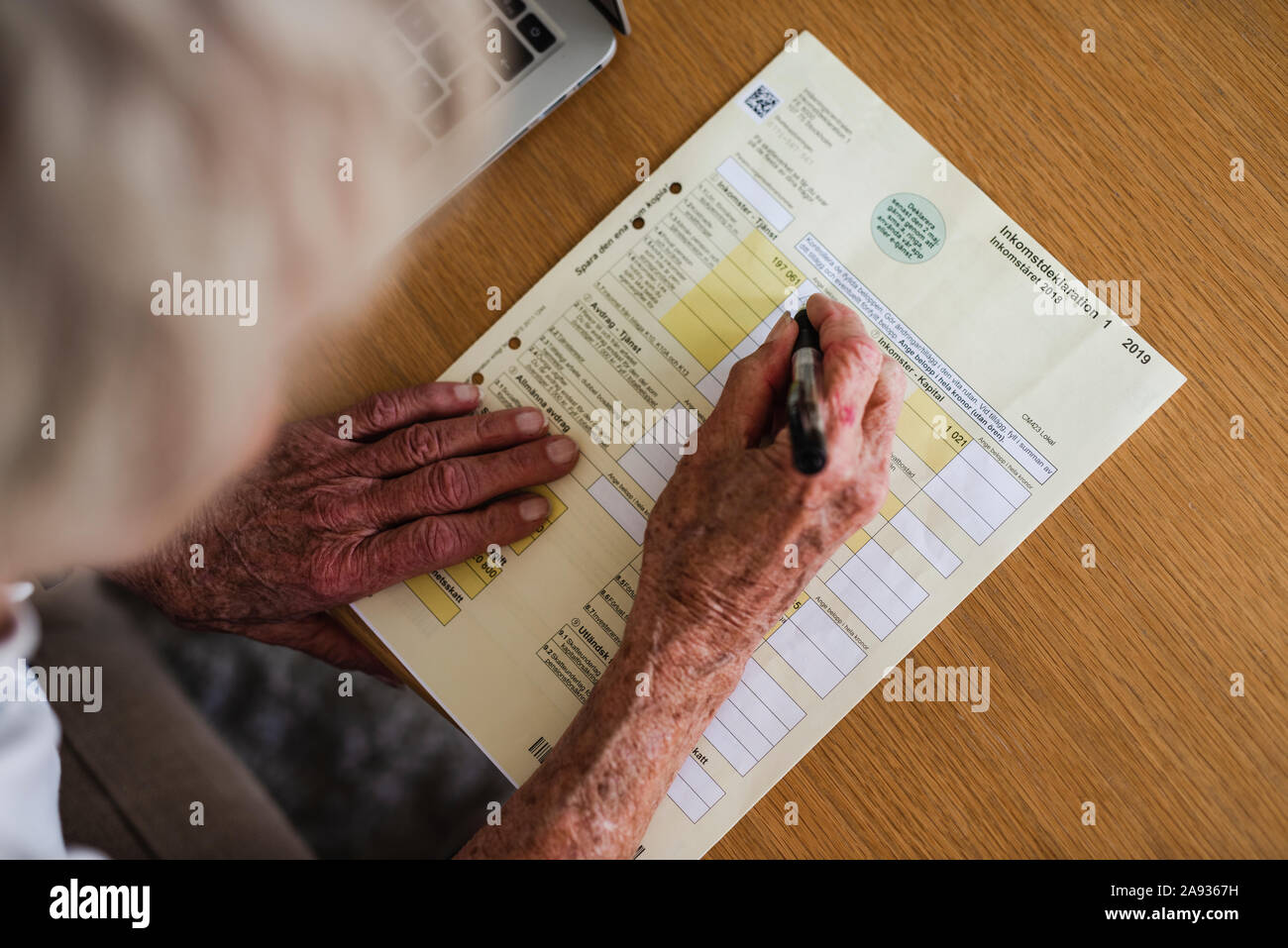 Donna documenti di riempimento Foto Stock