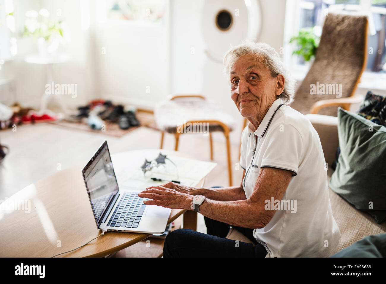 Donna con notebook Foto Stock