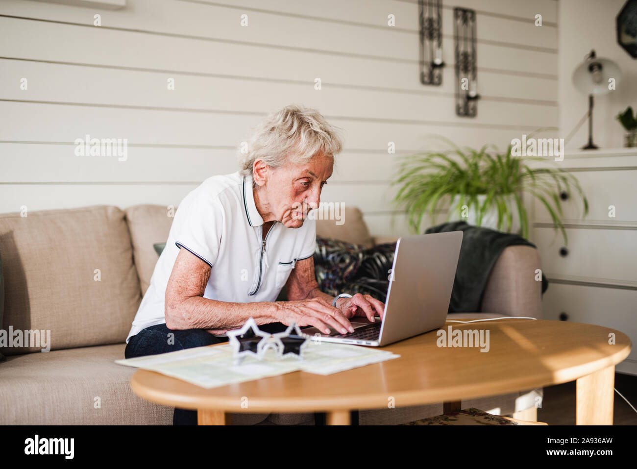 Donna con notebook Foto Stock