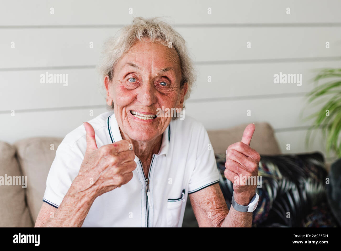 La donna che mostra pollice in alto Foto Stock