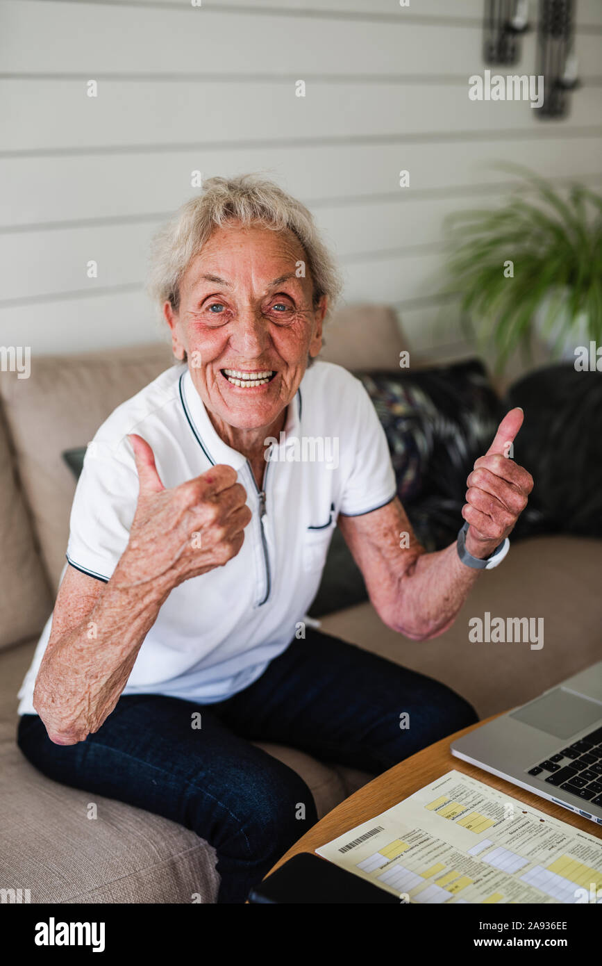La donna che mostra pollice in alto Foto Stock