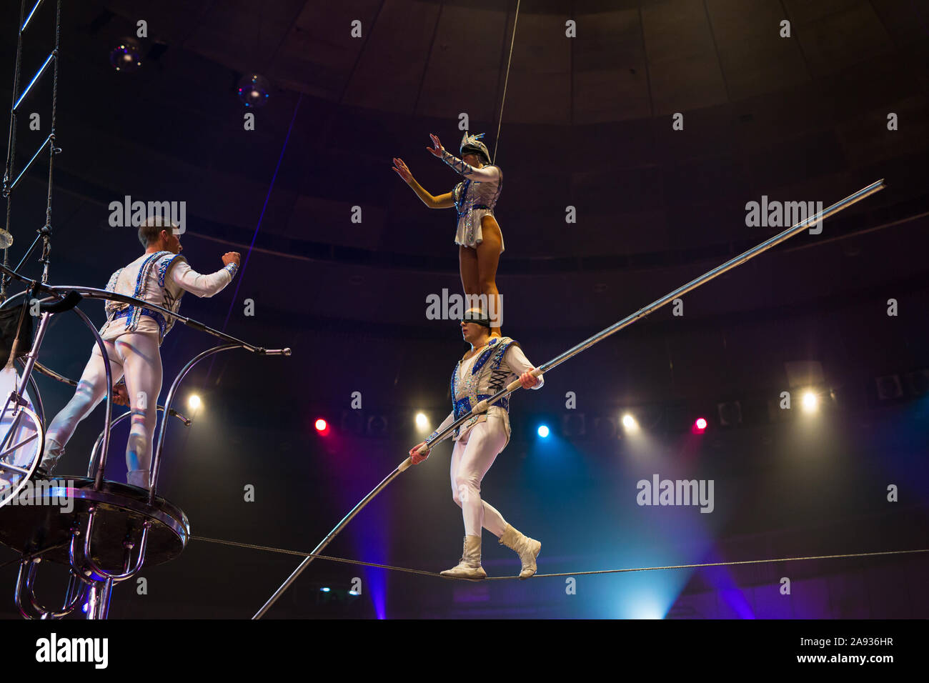 Prestazioni di aerialists nel circus arena Foto Stock