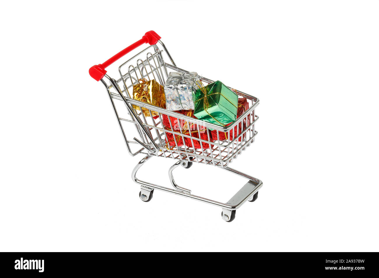 Un carrello pieno di confezioni regalo isolato su sfondo bianco. Foto Stock