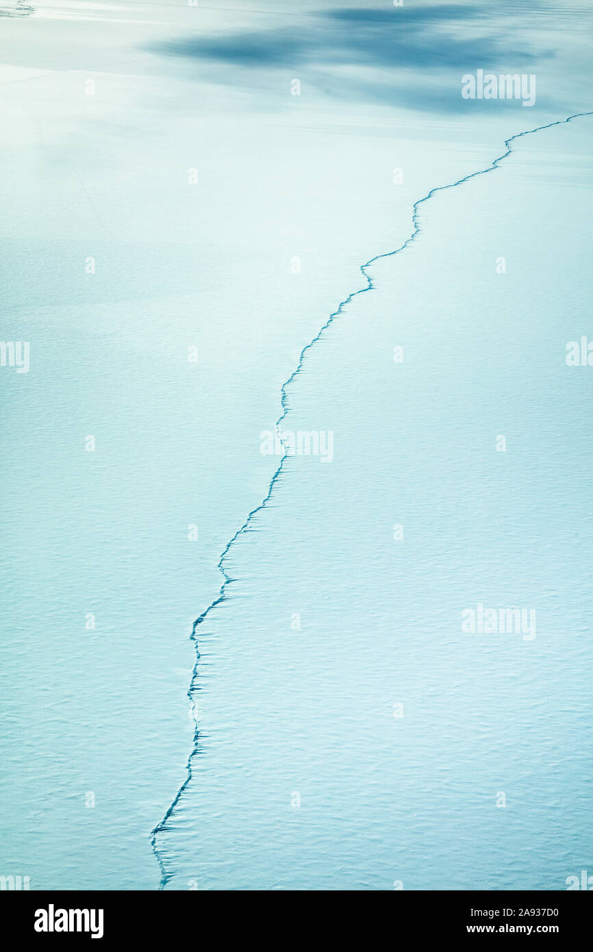 Pressione lungo creste di Kotzebue Sound durante l'inverno. Northwest Arctic Borough, Alaska, STATI UNITI D'AMERICA Foto Stock