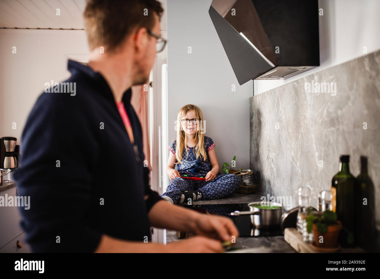 Padre e figlia in cucina Foto Stock