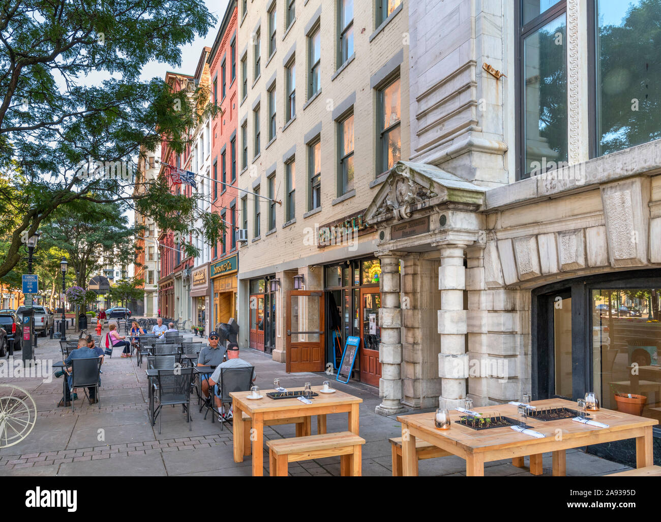 Caffetterie, bar e ristoranti su Hanover Square nel centro storico di Siracusa, nello Stato di New York, Stati Uniti d'America. Foto Stock