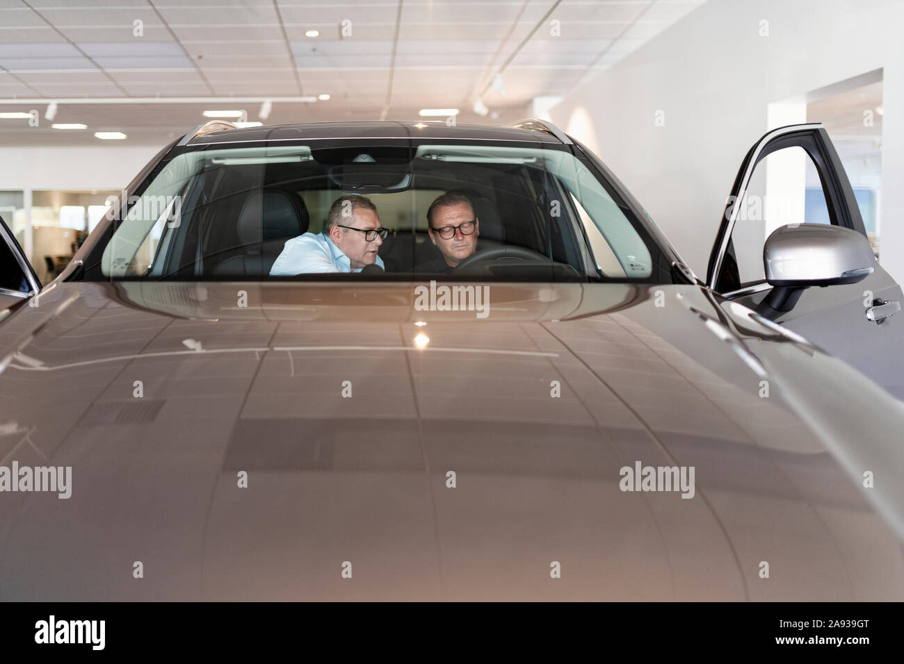 Gli uomini in showroom per auto Foto Stock