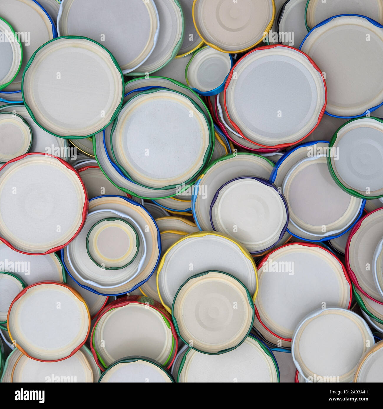 Molti vecchi della banda stagnata tappi a vite Foto Stock