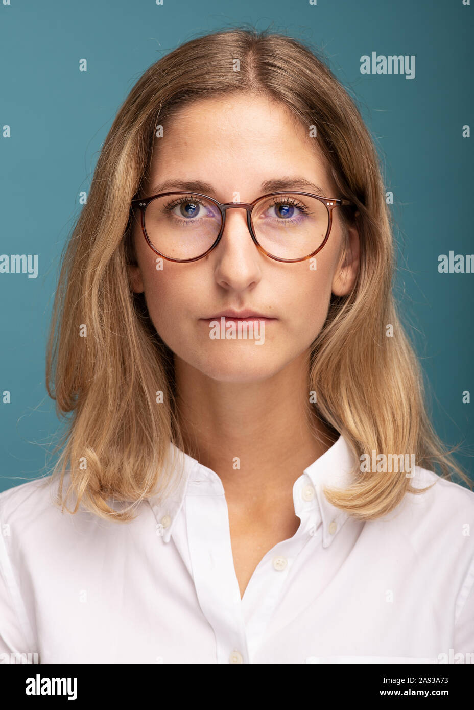 Ritratto di donna che indossa gli occhiali Foto Stock