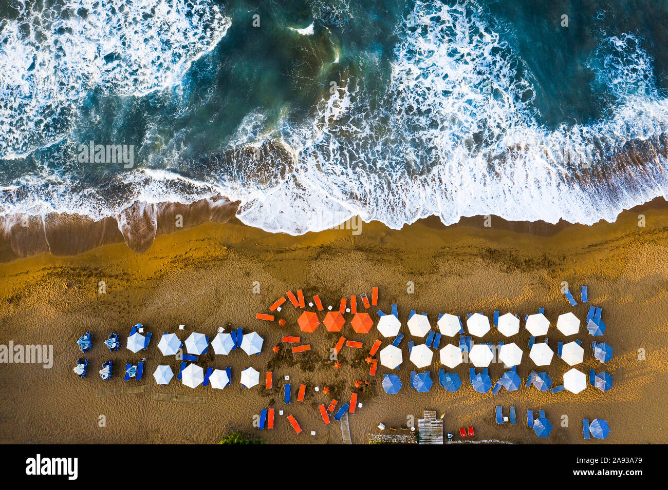 Vista aerea di ombrelloni da spiaggia e mare Foto Stock
