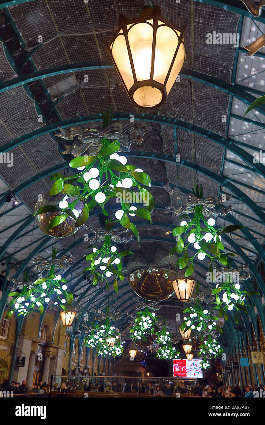 Londra, Regno Unito. 12 novembre 2019. Mercato di Covent Garden Natale luci accese, Covent Garden di Londra con il vischio tradizionale e albero di Natale design baubles Credito: Paul Brown/Alamy Live News Foto Stock