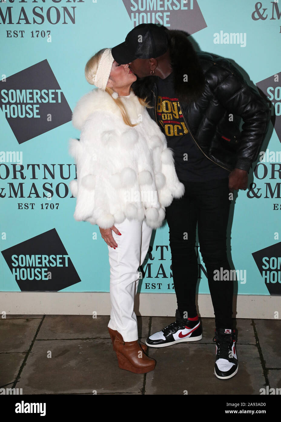 Vanessa Feltz e Ben Ofoedu arrivare al lancio di Skate a Somerset House con Fortnum & Mason, at Somerset House, Londra. Foto Stock