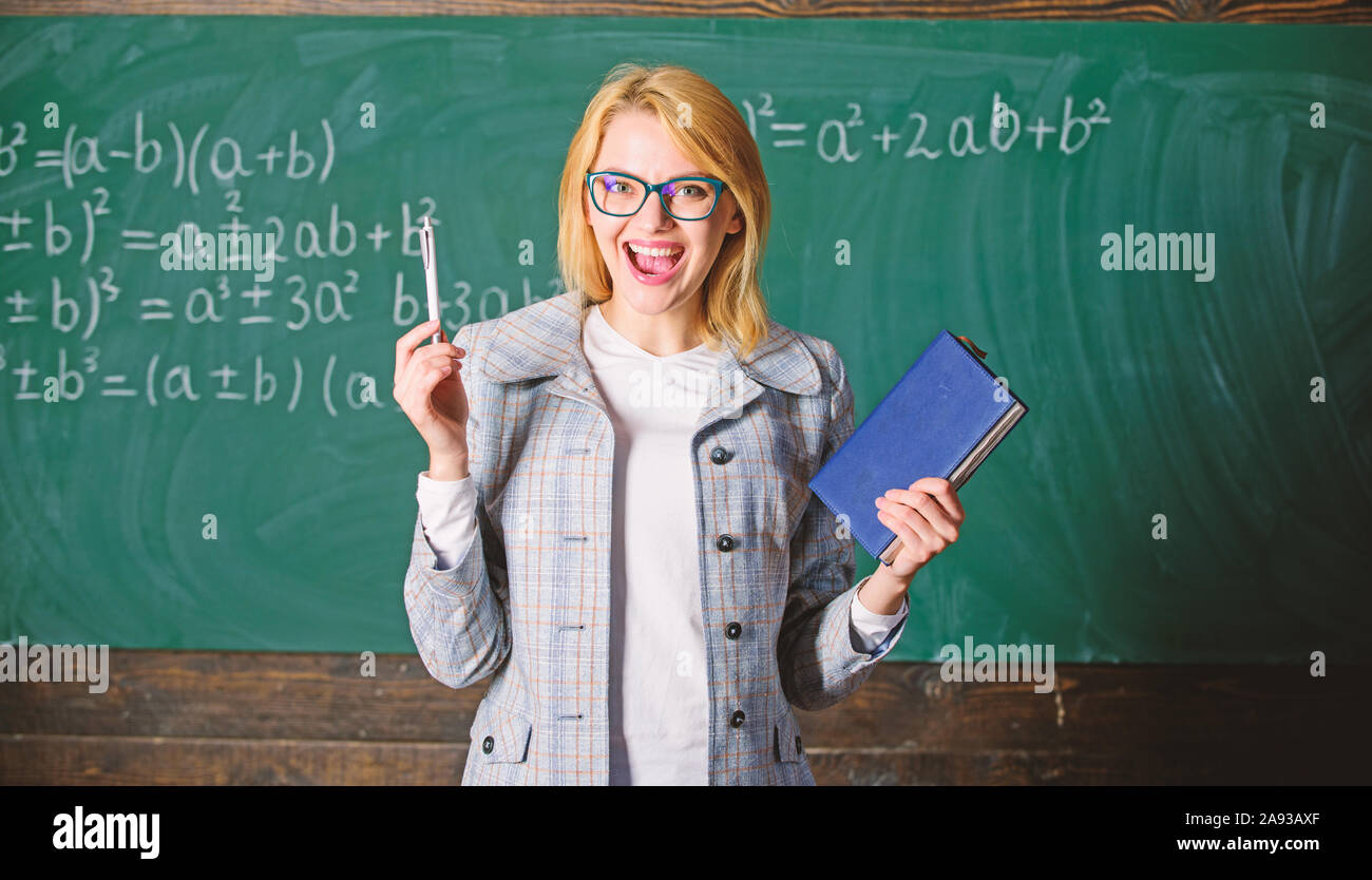Processo cognitivo di acquisizione delle conoscenze attraverso i pensieri. Insegnante di donna con libro di fronte chalkboard pensare a lavorare. Insegnare la cognizione trasformazione Foto Stock