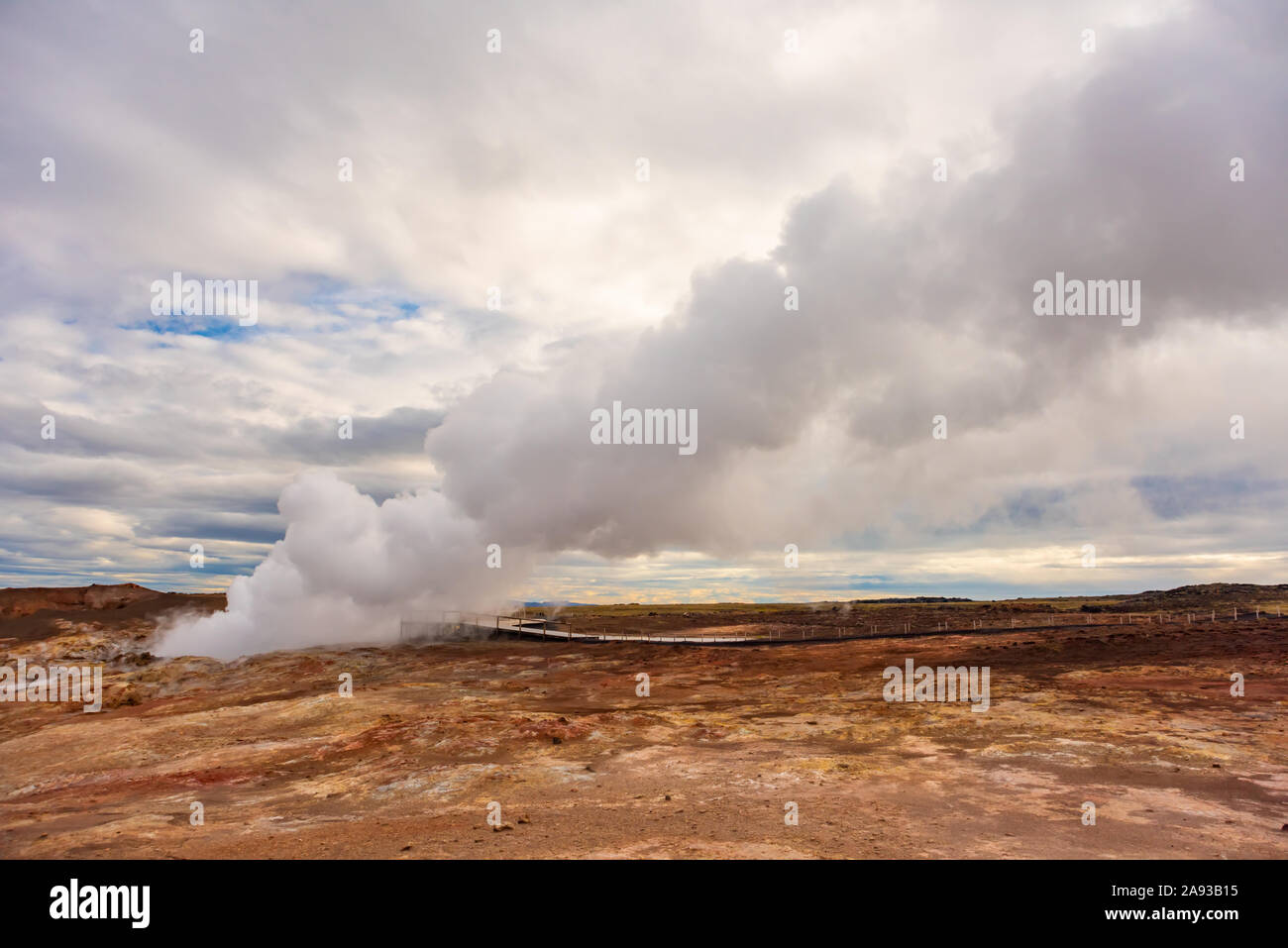 Gunnuhver Hot Springs spettacolare paesaggio con vapore da sorgenti calde geotermali in Islanda, Reykjanes Foto Stock