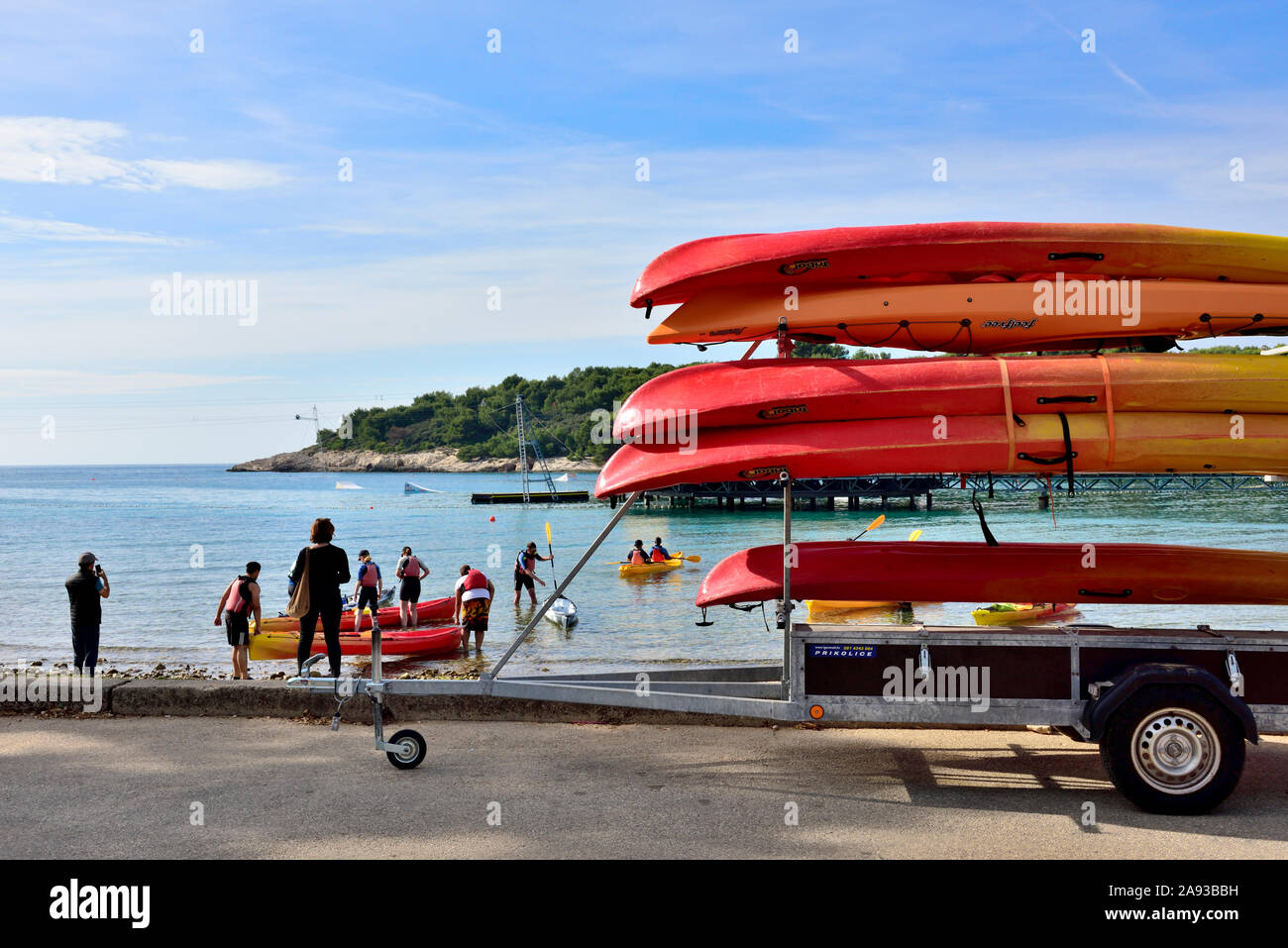 Canoisti sul acqua a Uvala Valovine bay sulla periferia di Pola, Croazia Foto Stock