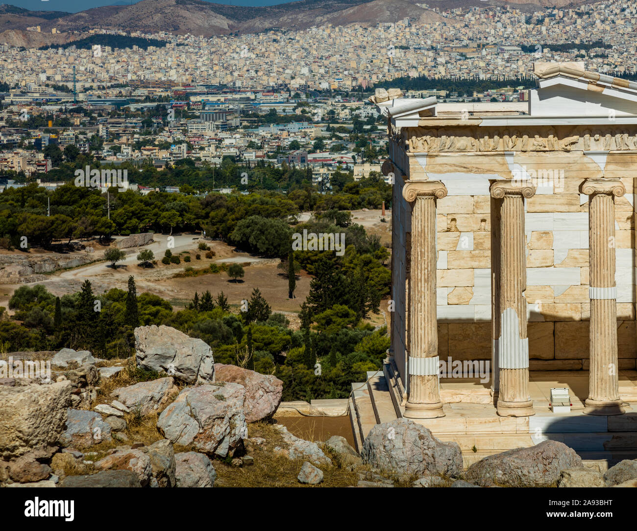 Il Tempio di Atena Nike in corrispondenza del bordo dell'Acropoli, affacciato su Atene Foto Stock