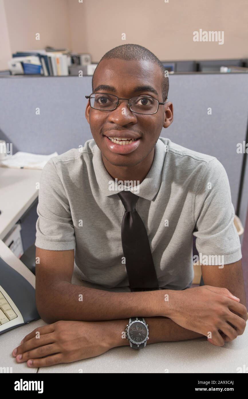Ritratto di felice afroamericano con autismo che lavora un ufficio Foto Stock