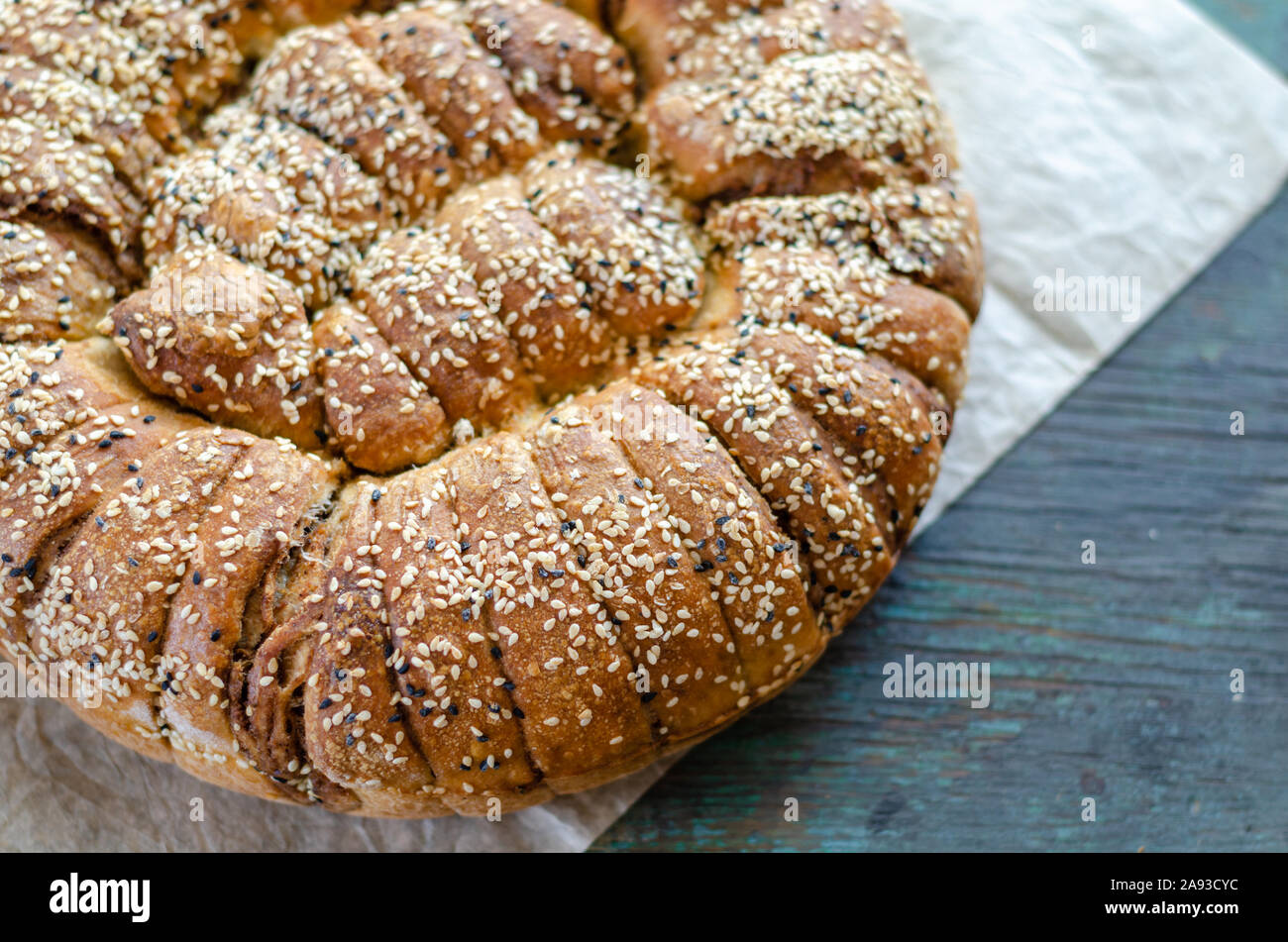 Semi di papavero e noce scone o il pane sulla tavola,vista dall'alto. Foto Stock